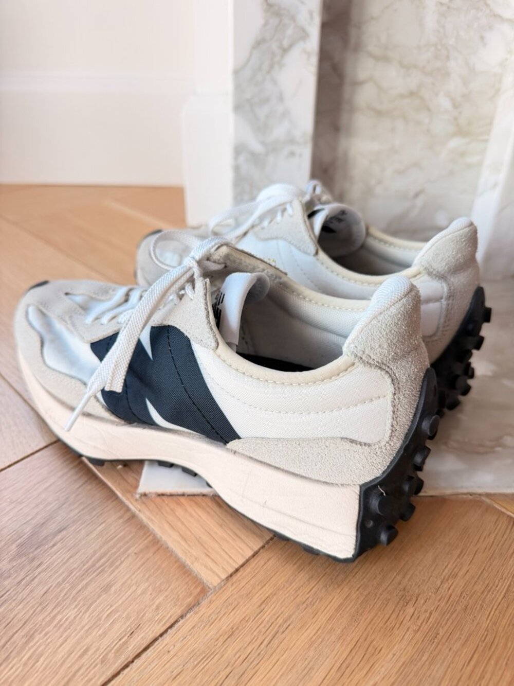 New Balance 327 Sneakers | Women’s Size 7 | Cream & Black - Picture 5 of 6